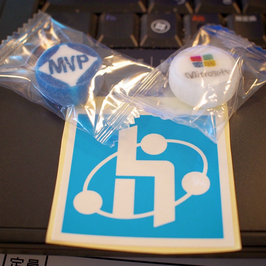Hokuriku.NET のロゴ ステッカーと Microsoft MVP 飴、Microsoft 飴